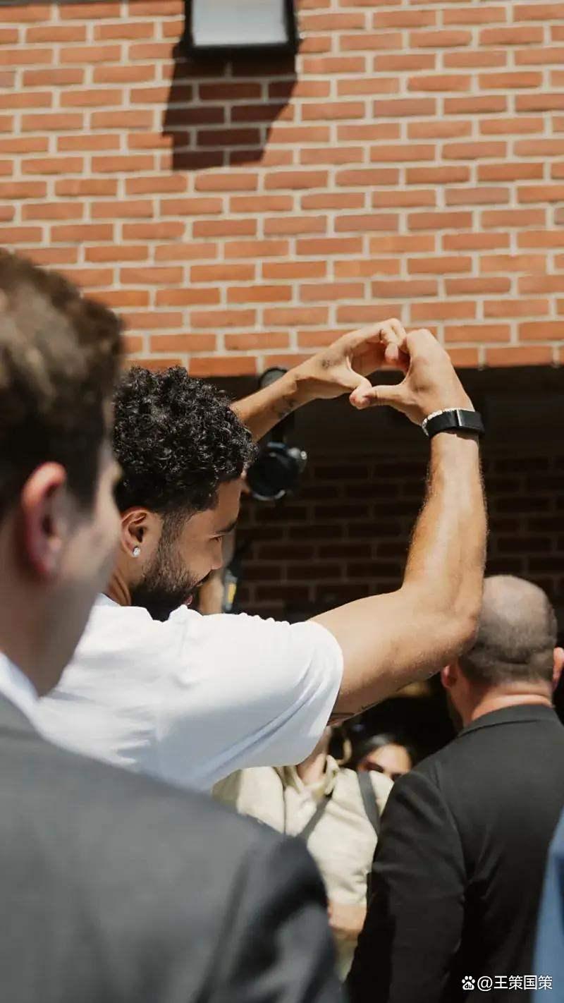 开云-塔图姆迎来十赛季高光表现,澳大利亚队球迷沸腾!的简单介绍